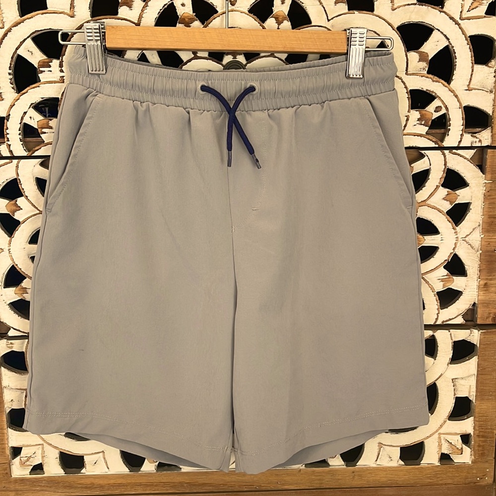 Grey, Vineyard Vines Shorts. Youth L (16)